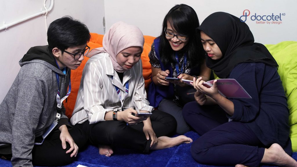 Social Media Officer: Bermain Media Sosial dengan Tidak Main-main - Docotel Official Blog