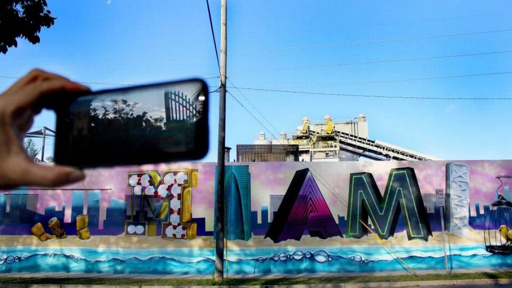 Seni Bernuansa Teknologi di Miami: Peduli Lingkungan Hingga Korban COVID-19 1