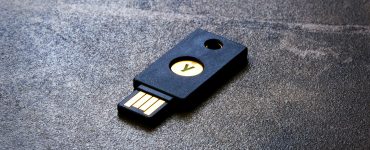 YubiKey hardware security key untuk login enterprise Indonesia yang aman