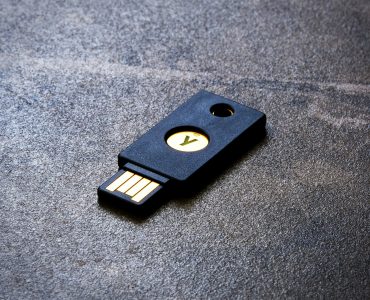 YubiKey hardware security key untuk login enterprise Indonesia yang aman