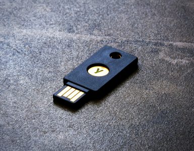 Apa itu YubiKey? Panduan Lengkap Hardware Security Key untuk Enterprise Indonesia 3 YubiKey hardware security key untuk login enterprise Indonesia yang aman
