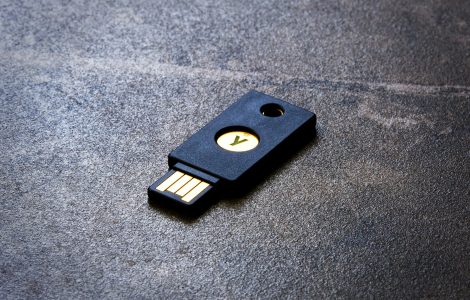 Apa itu YubiKey? Panduan Lengkap Hardware Security Key untuk Enterprise Indonesia 70 YubiKey hardware security key untuk login enterprise Indonesia yang aman